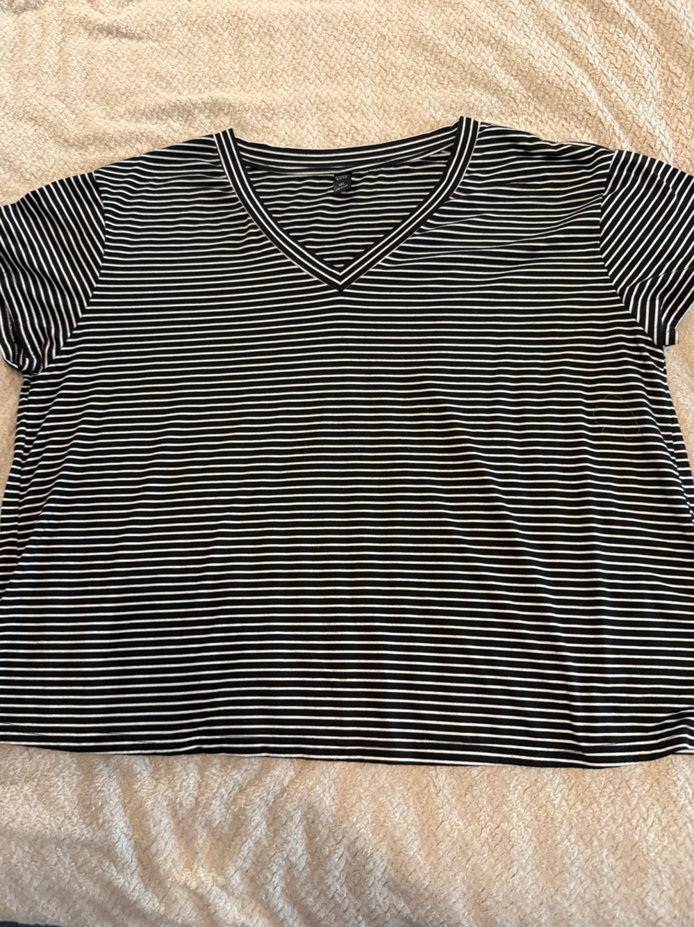Women's Black & White Striped V-Neck Short Sleeve Tee - Sz 3xl
